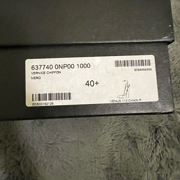 Saint Laurent patent pumps with gold choker. - Picture 5 of 6